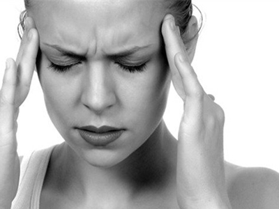 经常偏头痛的女性 经常偏头痛的女性